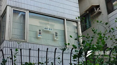 全台第一個輻射屋民生別墅,很多住家外仍可見褪色的春聯寫著「平安快樂」。(洪敏隆攝)