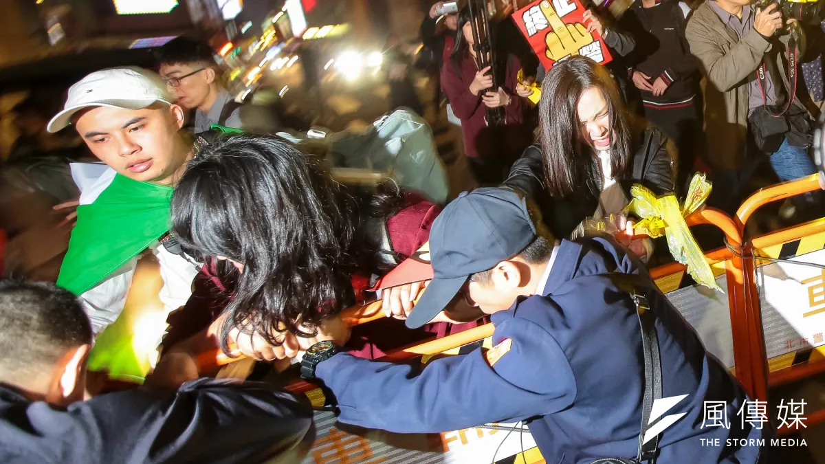 勞團23日舉行「反對勞基法修惡大遊行」,晚間散場後部分學生不願離去,並採取街頭游擊戰方式於懷寧街與警方發生拉扯衝突。(顏麟宇攝)