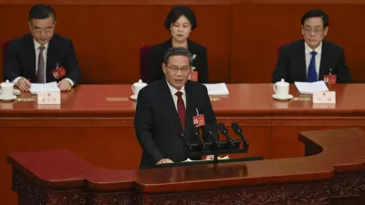 2024年3月5日。中國國務院總理李強(中)在中國北京人民大會堂舉行的全國人民代表大會 (NPC) 開幕會議上發表講話。(美聯社)