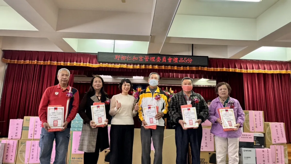新北市農業局副局長劉淑芬(左3)頒發萬里區模範漁民獎項並與他們合影。(圖/新北市漁業處提供)