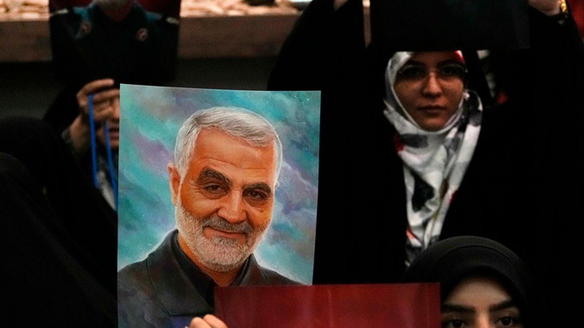 2024年1月3日,伊朗民眾在蘇萊曼尼的紀念活動中高舉他的肖像。(美聯社) 2024年1月3日,伊朗民眾在蘇萊曼尼的紀念活動中高舉他的肖像。(美聯社)