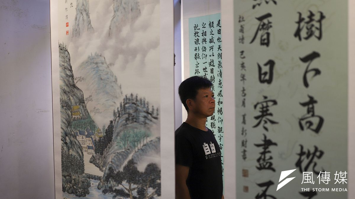 20200718-《後來的我們》死刑犯作品展,展覽畫面,死刑冤案平反者鄭性澤,與其畫作。(陳品佑攝) 20200718-《後來的我們》死刑犯作品展,展覽畫面,死刑冤案平反者鄭性澤,與其畫作。(陳品佑攝)