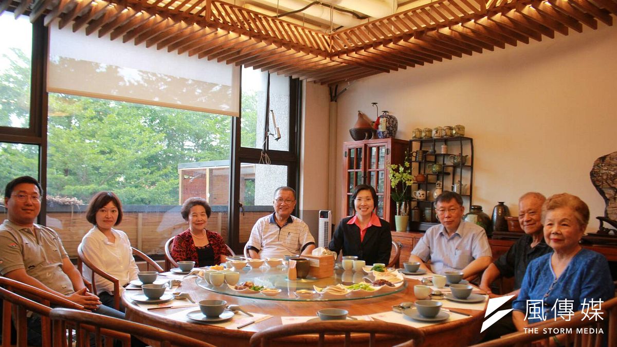 2018年7月15日,民國黨新竹縣長參選人徐欣瑩成立科技後援會,台北市長柯文哲返鄉參與,兩家人也進行聚餐(方炳超攝) 2018年7月15日,民國黨新竹縣長參選人徐欣瑩成立科技後援會,台北市長柯文哲返鄉參與,兩家人也進行聚餐(方炳超攝)