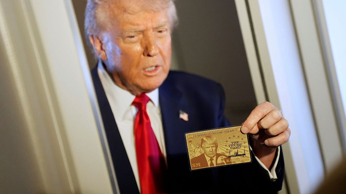 美國總統川普親自展示「居留金卡」的樣式,上頭印有川普自己的頭像。(美聯社) 美國總統川普親自展示「居留金卡」的樣式,上頭印有川普自己的頭像。(美聯社)