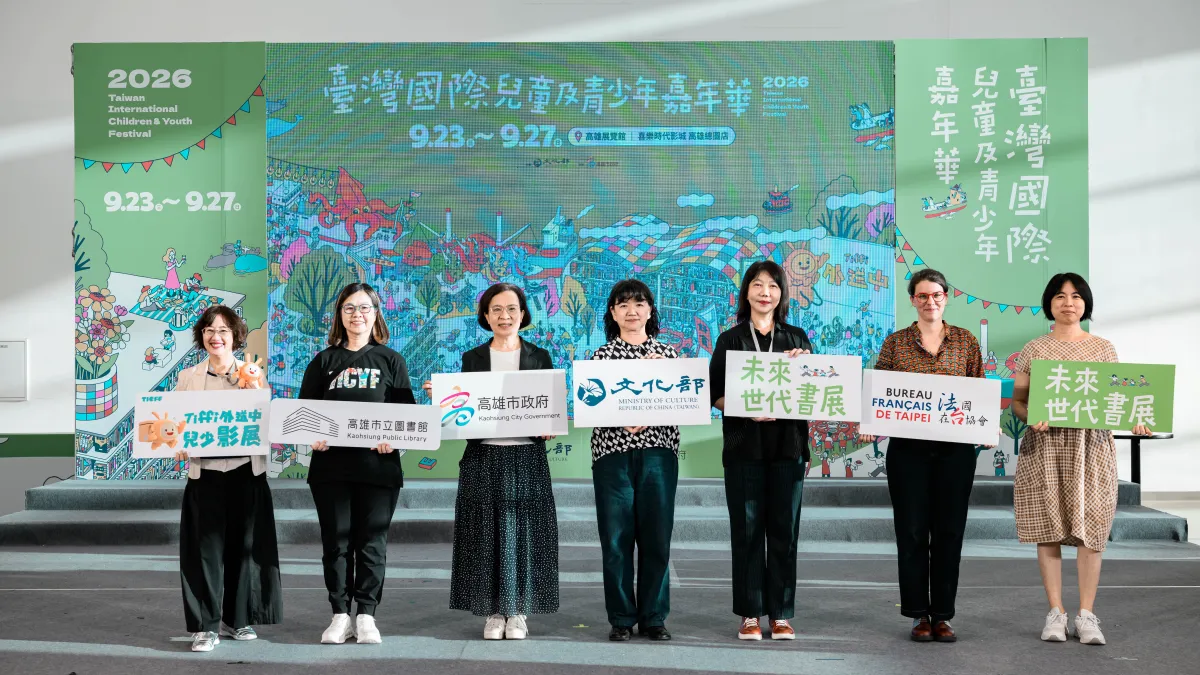 公視代理總經理謝玒玲、高市圖館長李金鴦、高市文化局副局長簡美玲、文化部政次李靜慧、臺南市文化局長黃雅玲、法國在台協會柯露斯專員、臺南市立圖書館館長楊馥菱合影。(圖/高市文化局提供)