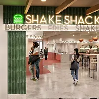 シェイク シャックは2025年9月11日、国内18店舗目となる成田国際空港第1ターミナル店を開業し、日本の空港では初の出店となる。(画像/シェイク シャック提供) シェイク シャックは2025年9月11日、国内18店舗目となる成田国際空港第1ターミナル店を開業し、日本の空港では初の出店となる。(画像/シェイク シャック提供)