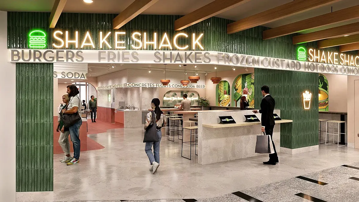 シェイク シャックは2025年9月11日、国内18店舗目となる成田国際空港第1ターミナル店を開業し、日本の空港では初の出店となる。(画像/シェイク シャック提供) シェイク シャックは2025年9月11日、国内18店舗目となる成田国際空港第1ターミナル店を開業し、日本の空港では初の出店となる。(画像/シェイク シャック提供)