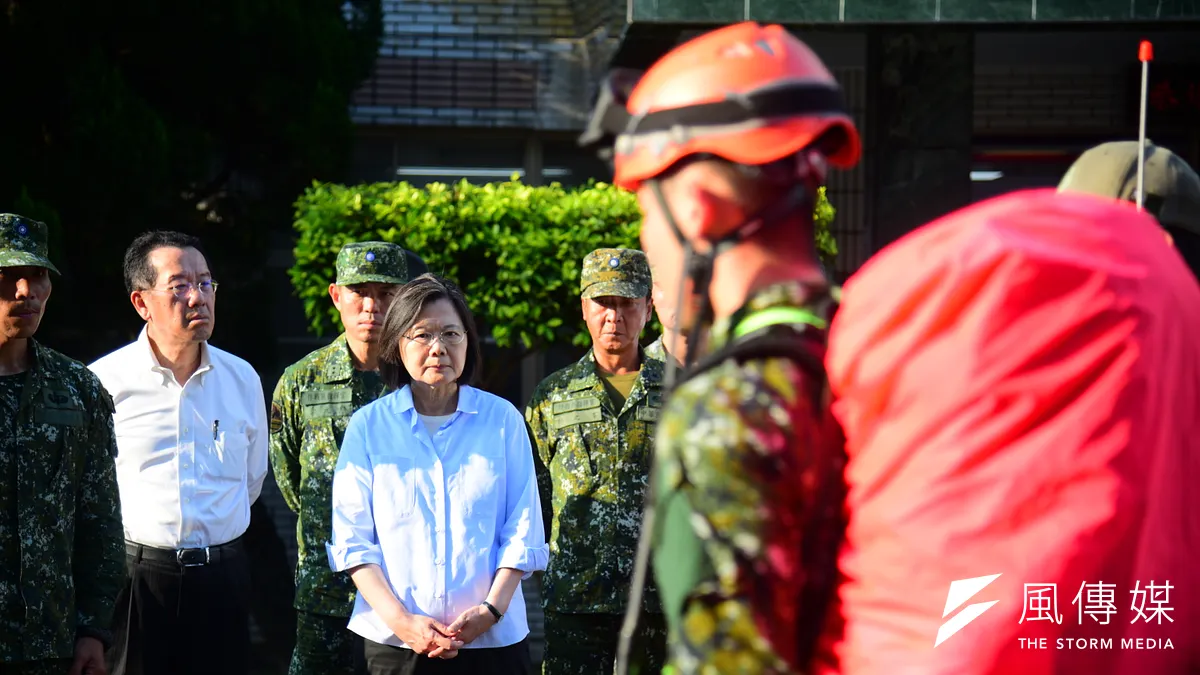 總統蔡英文今(25)日與國安會秘書長顧立雄、國防部長邱國正等人前往中部地區的陸軍機步第234旅、52工兵群,還有特指部特4營進行勗勉。(張曜麟攝)