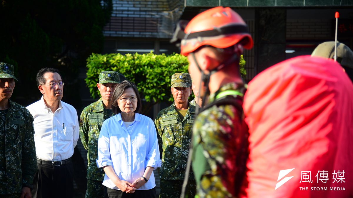 總統蔡英文今(25)日與國安會秘書長顧立雄、國防部長邱國正等人前往中部地區的陸軍機步第234旅、52工兵群,還有特指部特4營進行勗勉。(張曜麟攝) 總統蔡英文今(25)日與國安會秘書長顧立雄、國防部長邱國正等人前往中部地區的陸軍機步第234旅、52工兵群,還有特指部特4營進行勗勉。(張曜麟攝)