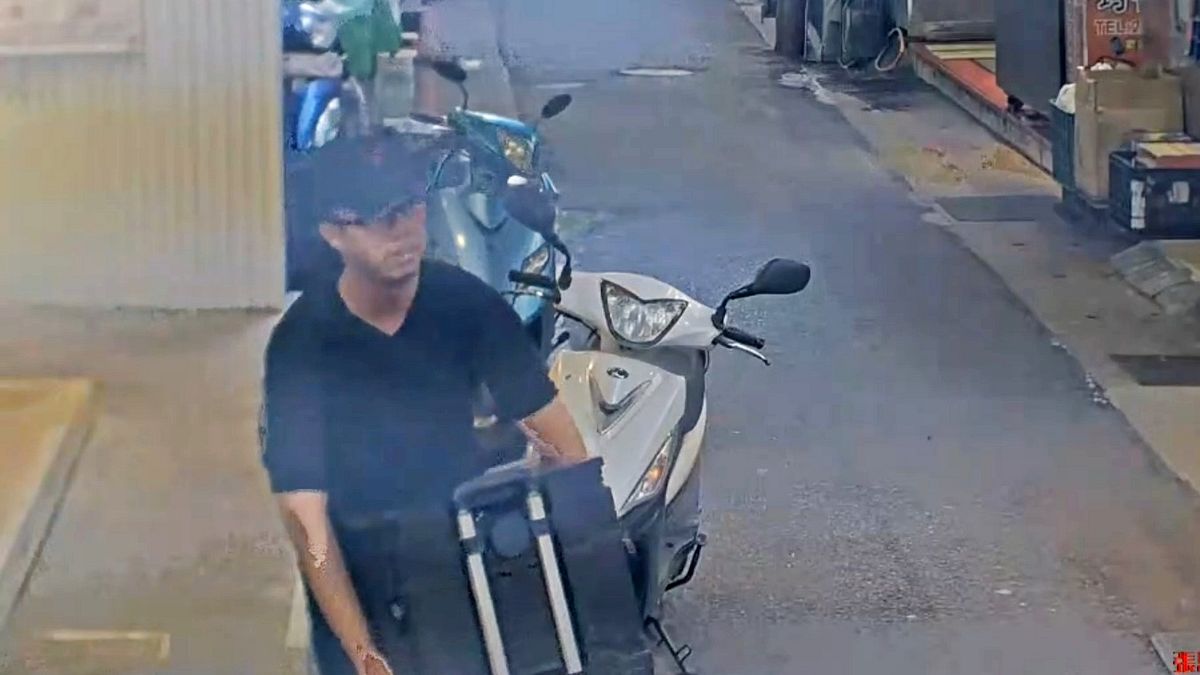 警方の捜査により、張文の戸籍および元の居住地が桃園市楊梅区にあることが確認された。19日夜、警察が両親に事情聴取を行った際、家族は張文が2年以上家族と連絡を取っておらず、兄とも5年間会っていなかった事実を初めて知ったという。家族は、断片的な資金の動きから彼の生活状況を推測するほかなかった。(写真/記者爆料網より) 警方の捜査により、張文の戸籍および元の居住地が桃園市楊梅区にあることが確認された。19日夜、警察が両親に事情聴取を行った際、家族は張文が2年以上家族と連絡を取っておらず、兄とも5年間会っていなかった事実を初めて知ったという。家族は、断片的な資金の動きから彼の生活状況を推測するほかなかった。(写真/記者爆料網より)