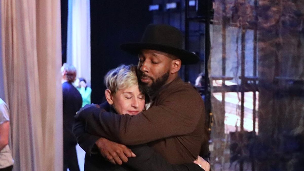 《艾倫秀》DJ史蒂芬伯斯輕生離世,艾倫狄珍妮在推特PO出兩人的合照。(圖/取自推特@TheEllenShow) 《艾倫秀》DJ史蒂芬伯斯輕生離世,艾倫狄珍妮在推特PO出兩人的合照。(圖/取自推特@TheEllenShow)