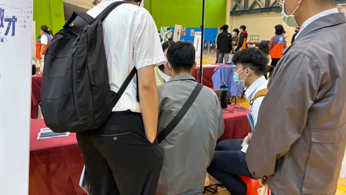 桃竹苗分署竹北就業中心3月21日辦理「2024新竹地區聯合徵才-科技製造業專場」邀集21家廠商,釋出899個職缺。(圖/勞動力發展署桃竹苗分署提供)