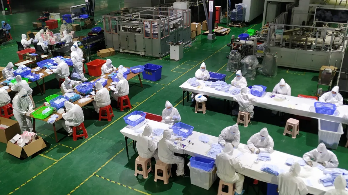 武漢肺炎疫情未見減緩,作者認為,除了極少數受利的產業,如口罩、生鮮配送之外,整體投資環境可謂有百害而無一利。(資料照,新華社)