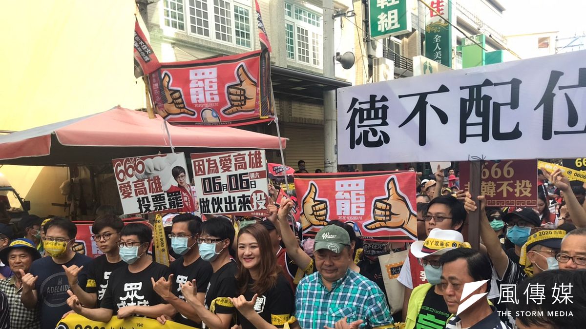 作者點出罷韓的台灣亂象,更批評民進黨對此操縱。圖為罷韓團體在罷免投票在及時,全力發動攻勢。(資料照,黃信維攝) 作者點出罷韓的台灣亂象,更批評民進黨對此操縱。圖為罷韓團體在罷免投票在及時,全力發動攻勢。(資料照,黃信維攝)