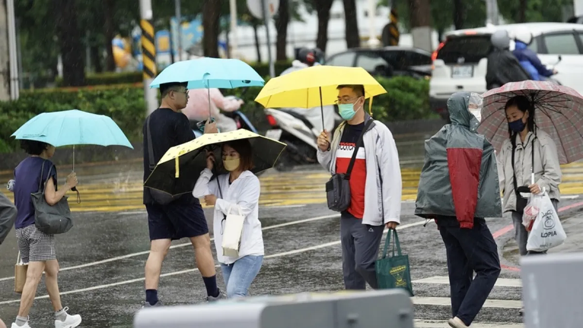 氣象專家吳德榮指出,明天起大低壓環流東移使大氣轉穩,結束連日多雨天氣,但 10 日起東北風水氣再增,大台北與東半部降雨機率將提高。(圖/中央社)