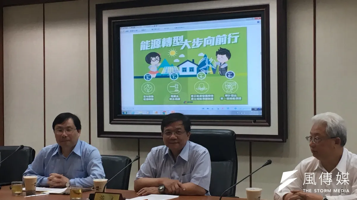 圖左至右:能源局長林全能、經濟部長李世光、台電董事長朱文成。(尹俞歡攝)