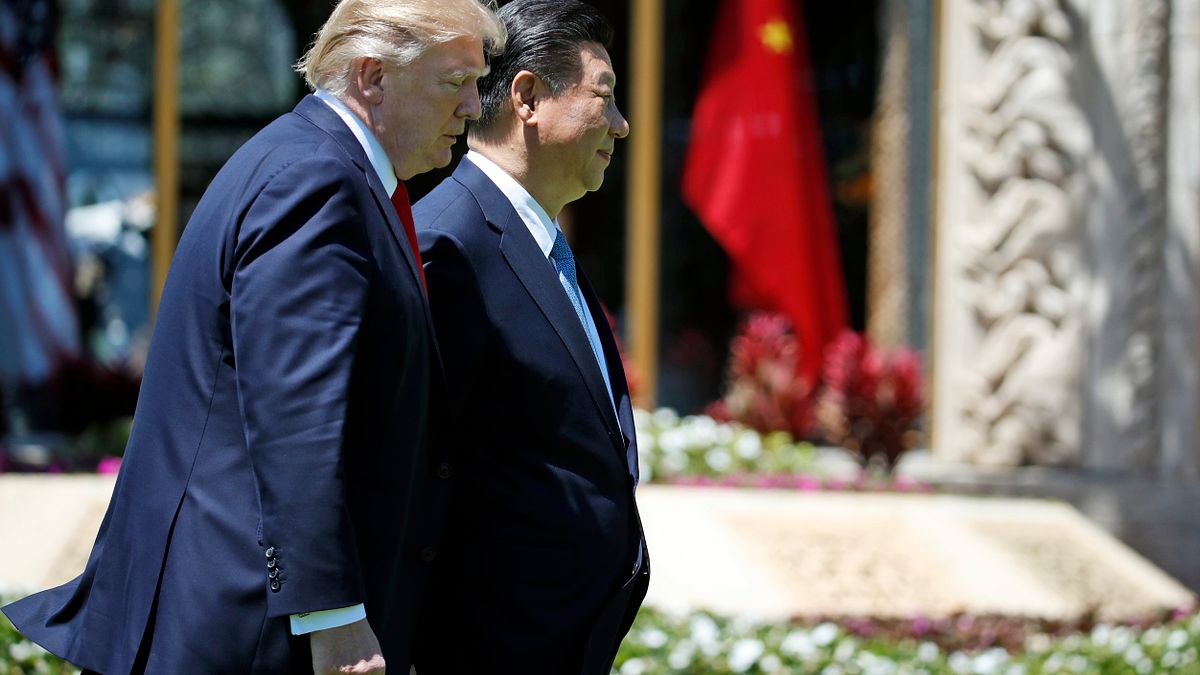 川習會第二天,美國總統川普與中國國家主席習近平7日在佛羅里達州海湖莊園散步(AP) 川習會第二天,美國總統川普與中國國家主席習近平7日在佛羅里達州海湖莊園散步(AP)