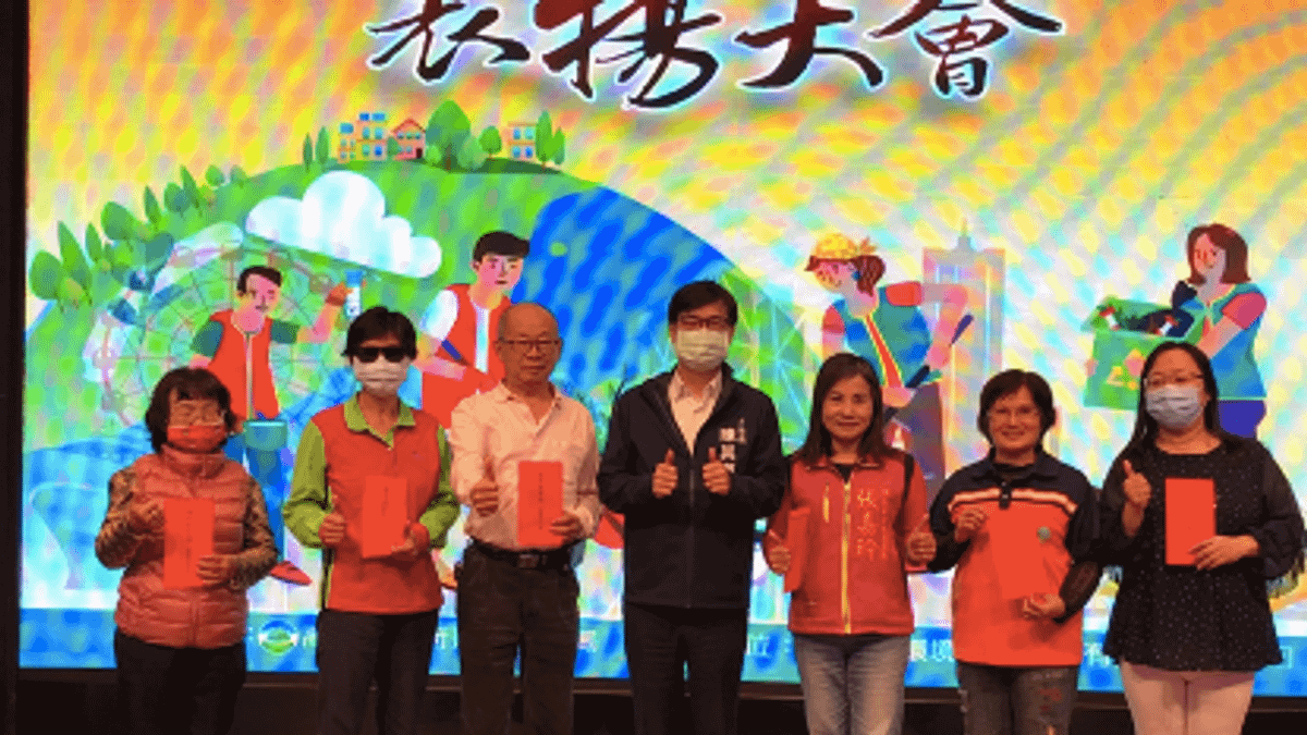 高雄市長陳其邁蒞臨表揚大會,給所有環保志工加油打氣,並摸彩抽出折疊腳踏車及紅包。(圖/高雄市環保局提供) 高雄市長陳其邁蒞臨表揚大會,給所有環保志工加油打氣,並摸彩抽出折疊腳踏車及紅包。(圖/高雄市環保局提供)