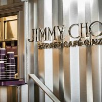 ジミー チュウが銀座に「Street Café」を開業。NiziUのメンバーらが祝福に駆けつけ、英国の遊び心あふれる空間がお披露目された。(Photo by Jimmy Cohrssen) ジミー チュウが銀座に「Street Café」を開業。NiziUのメンバーらが祝福に駆けつけ、英国の遊び心あふれる空間がお披露目された。(Photo by Jimmy Cohrssen)