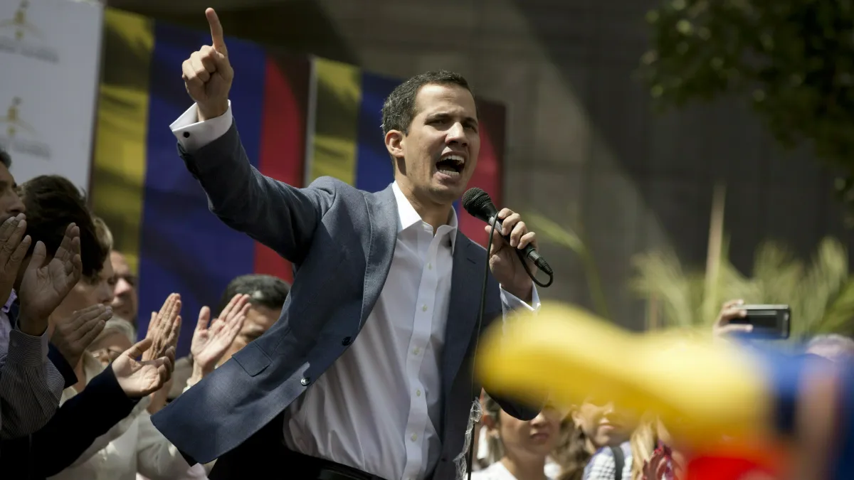 2019年1月23日,委內瑞拉全國代表大會(Asamblea Nacional)主席瓜伊多(Juan Guaidó)宣誓就任臨時總統(AP)