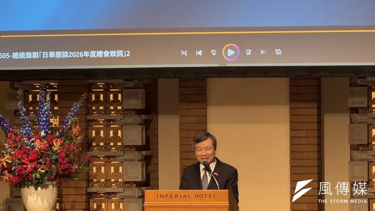 駐日代表の李逸洋氏が台湾ルーツの幕内力士・東白龍と面会し、後援会や各界代表らと共に日台の相撲交流深化と今後の活躍に強い期待を寄せた。(写真/黃信維撮影)