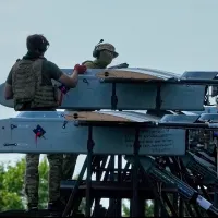 2026年8月16日、敵後方への長距離攻撃任務に投入されるウクライナ軍の第413独立無人システム連隊と長距離攻撃ドローン「FP-1」。(AP) 2026年8月16日、敵後方への長距離攻撃任務に投入されるウクライナ軍の第413独立無人システム連隊と長距離攻撃ドローン「FP-1」。(AP)