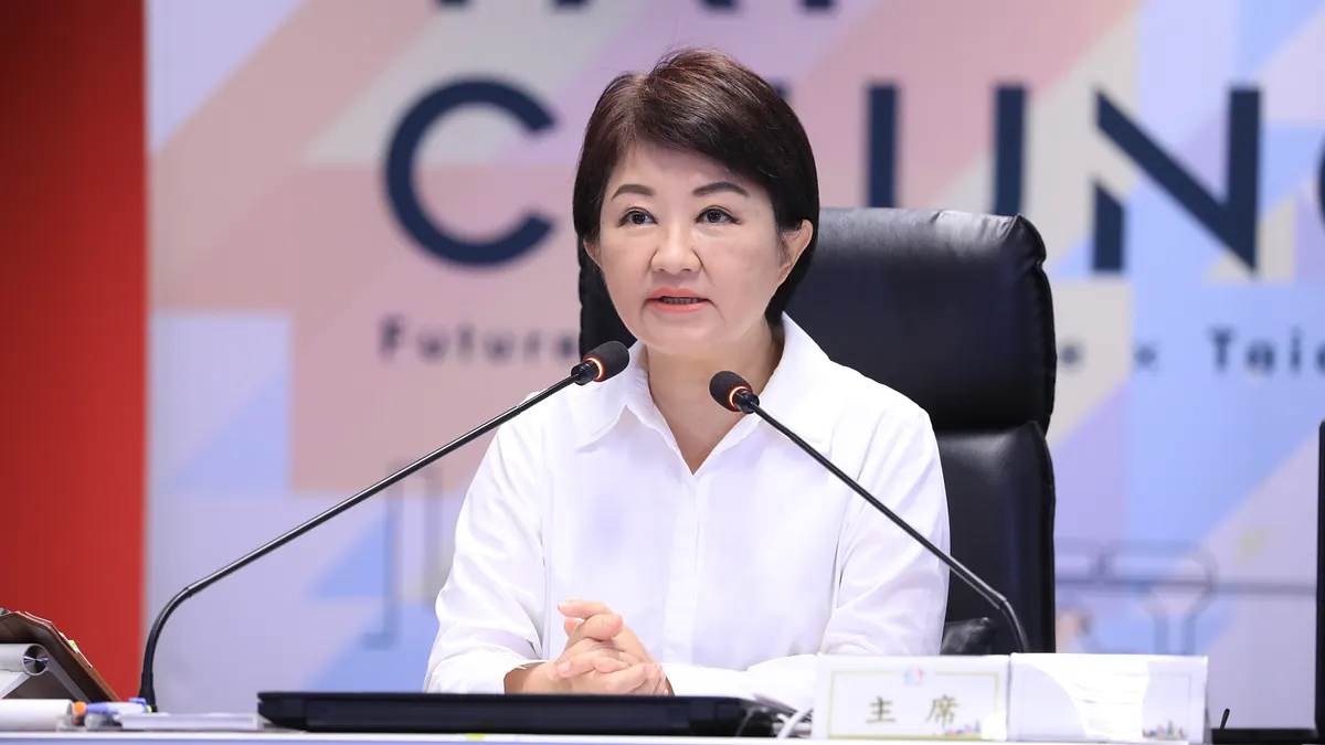 最新數據指出,泛藍直播圈對於鄭麗文的討論熱度已急劇冷卻,昨天的觀看人次僅剩 2萬餘人次,人氣整整跌掉 9 成,只剩下高峰時期的 11%。(示意圖/台中市政府) 最新數據指出,泛藍直播圈對於鄭麗文的討論熱度已急劇冷卻,昨天的觀看人次僅剩 2萬餘人次,人氣整整跌掉 9 成,只剩下高峰時期的 11%。(示意圖/台中市政府)