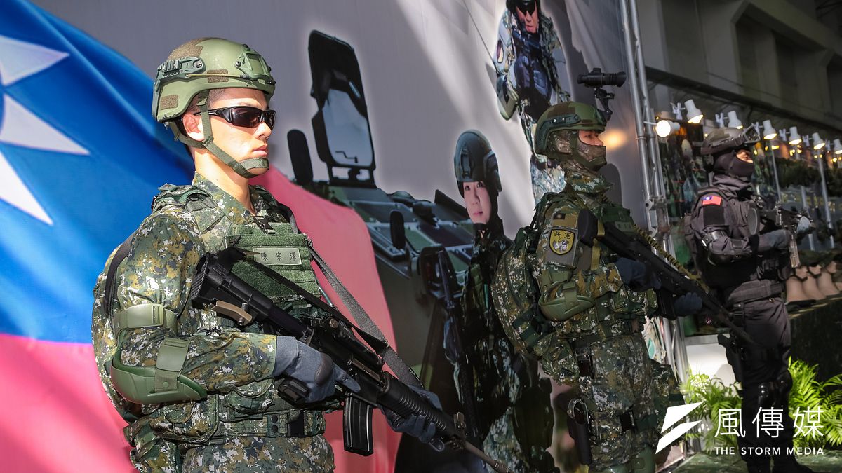 815全台大停電,外界也擔心電力中斷是否會對國軍造成威脅。軍方表示,國軍的通信系統,在戰爭時的確有很大可能會被破壞,因此在最壞的情況下,甚至必須採取傳統方式作戰。圖為國軍地面部隊戰鬥個裝「一般部隊、特戰部隊、特勤部隊型」。(資料照,顏麟宇攝) 815全台大停電,外界也擔心電力中斷是否會對國軍造成威脅。軍方表示,國軍的通信系統,在戰爭時的確有很大可能會被破壞,因此在最壞的情況下,甚至必須採取傳統方式作戰。圖為國軍地面部隊戰鬥個裝「一般部隊、特戰部隊、特勤部隊型」。(資料照,顏麟宇攝)