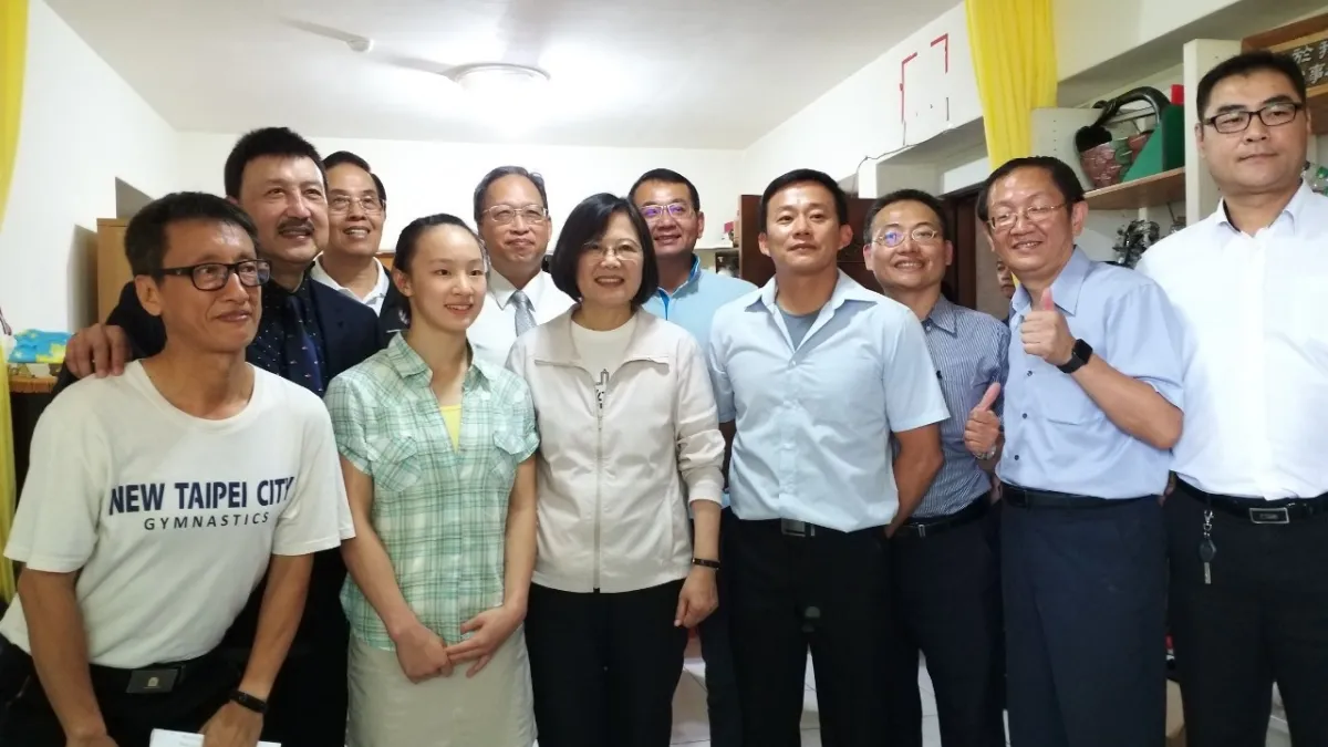今(4)日總統蔡英文前往三重先嗇宮參香,總統結束敬拜行程後,在三重區立法委員,也是民主進步黨新北市黨部主委余天的邀請下,探訪上個月在蒙古舉辦的亞洲體操錦標賽中,贏得女子平衡木金牌的三重高中選手丁華恬,並給予嘉勉祝賀。 (圖/民主進步黨新北市黨部提供)