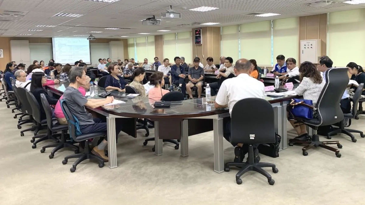 新北市府自108年5月20日起辦理由淡水東來大廈都更事業計畫案公開展覽,並在6月3日舉辦公聽會,迄今簽署都更重建建物面積同意比例達98%。(圖/新北市都市更新處提供)
