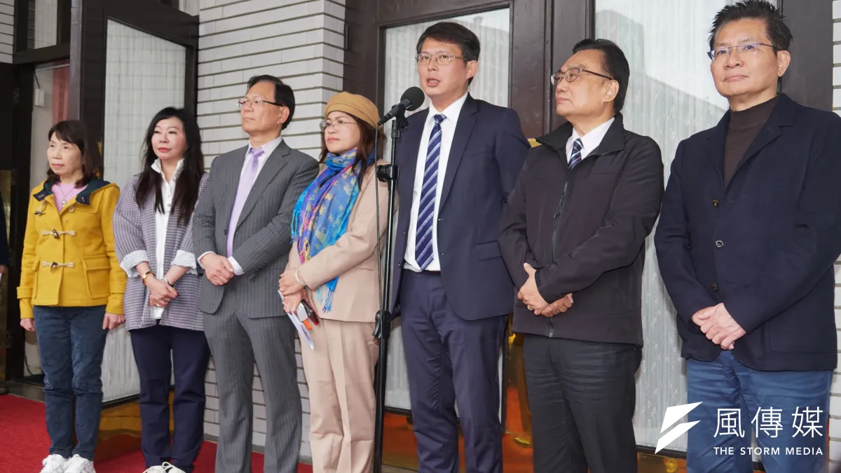 民眾黨團力推揭弊者保護法,黨團總召黃國昌(右三)原先表示力拼在今晚平安夜三讀過關,當作給人民的「聖誕禮物」。(蔡親傑攝)