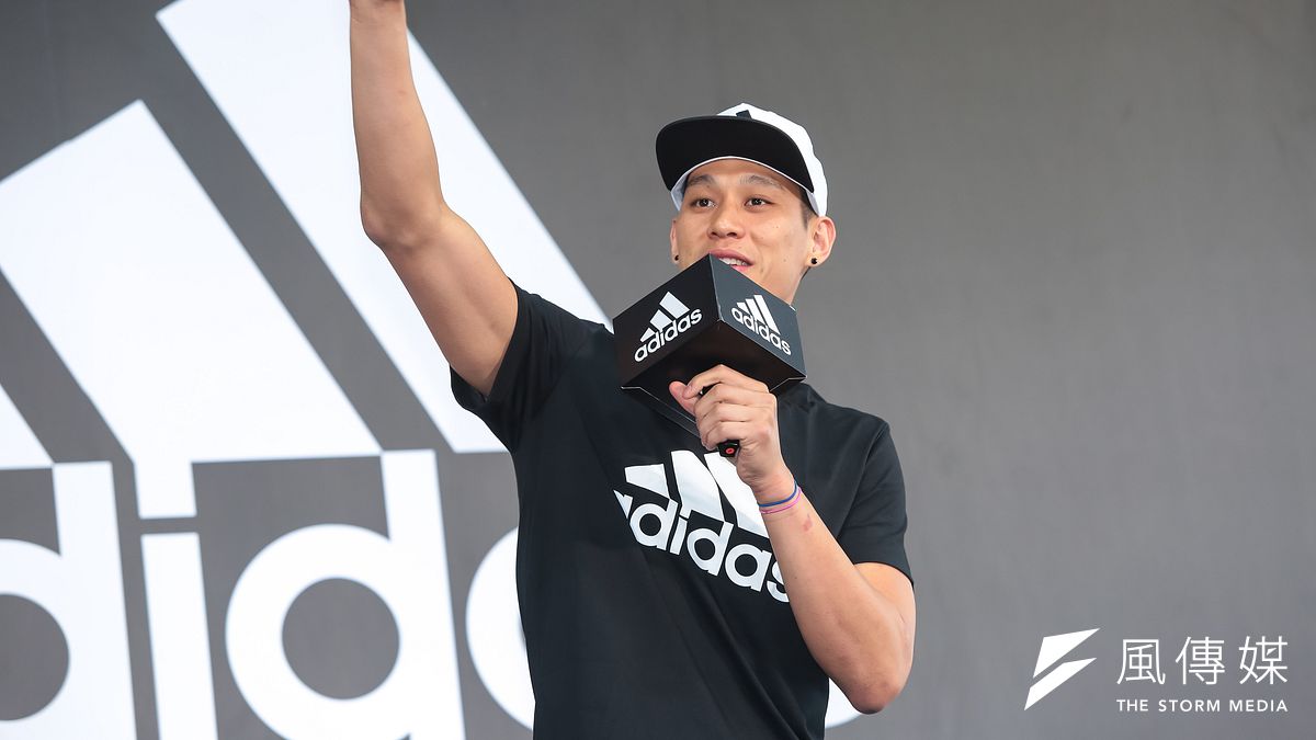 林書豪的回答讓現場的大批球迷非常開心(顏麟宇攝) 林書豪的回答讓現場的大批球迷非常開心(顏麟宇攝)