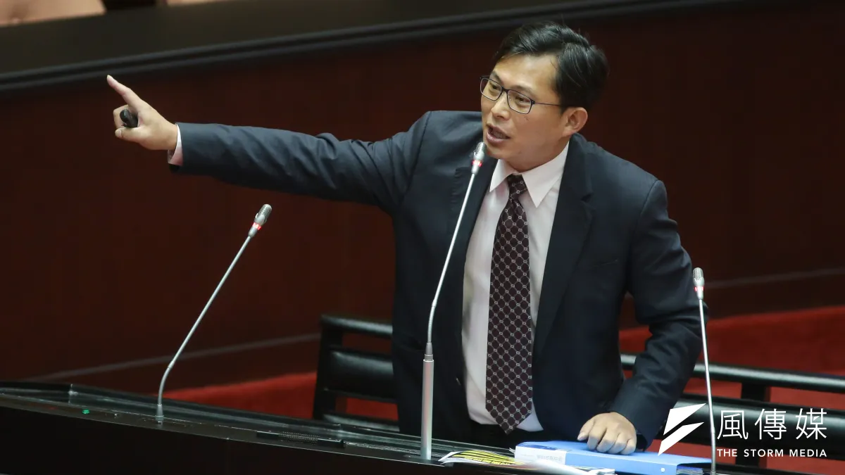針對行政院公布普悠瑪翻車專案報告,時代力量立委黃國昌27日於立院質詢時提出2大問題,行政院承諾將會公布更詳細的版本。(顏麟宇攝)