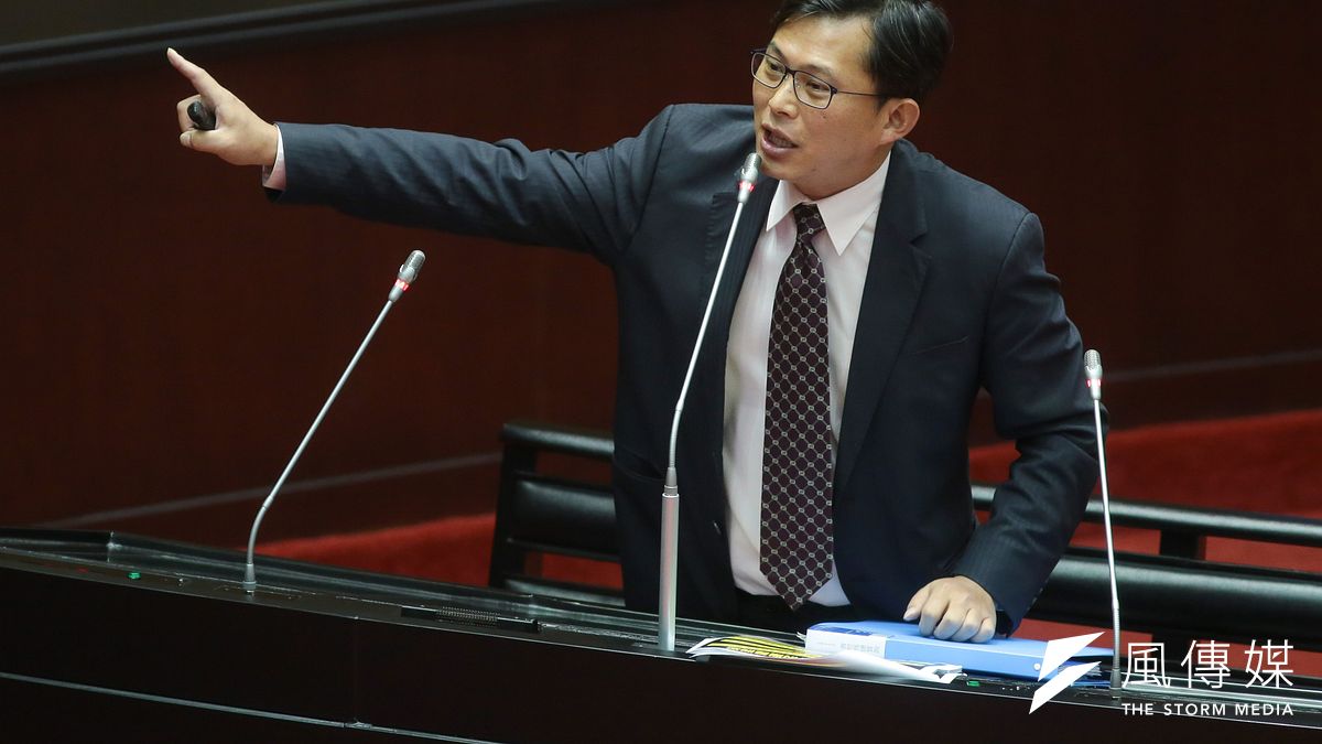 針對行政院公布普悠瑪翻車專案報告,時代力量立委黃國昌27日於立院質詢時提出2大問題,行政院承諾將會公布更詳細的版本。(顏麟宇攝) 針對行政院公布普悠瑪翻車專案報告,時代力量立委黃國昌27日於立院質詢時提出2大問題,行政院承諾將會公布更詳細的版本。(顏麟宇攝)