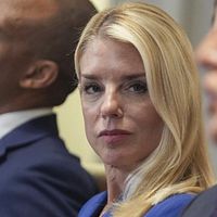 米司法長官パム・ボンディ氏とトランプ氏が閣議に出席。(AP通信資料写真) 米司法長官パム・ボンディ氏とトランプ氏が閣議に出席。(AP通信資料写真)