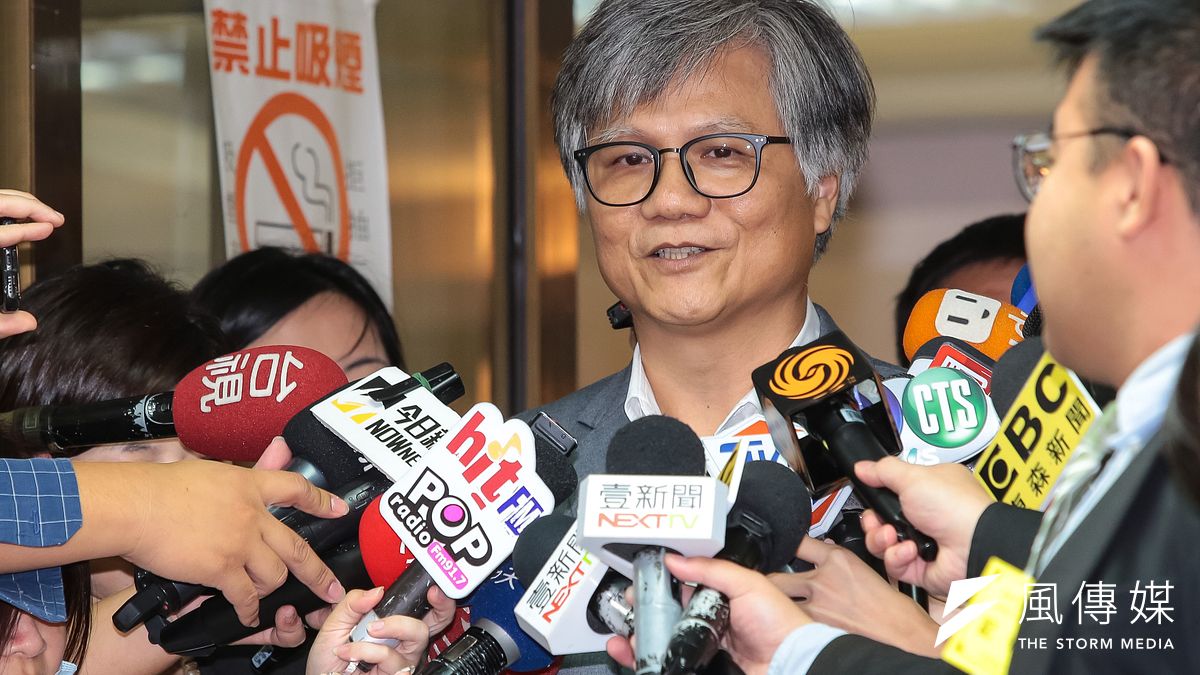 台北市長參選人吳萼洋19日至台北市選委會抽選舉號次,抽中1號。(顏麟宇攝) 台北市長參選人吳萼洋19日至台北市選委會抽選舉號次,抽中1號。(顏麟宇攝)