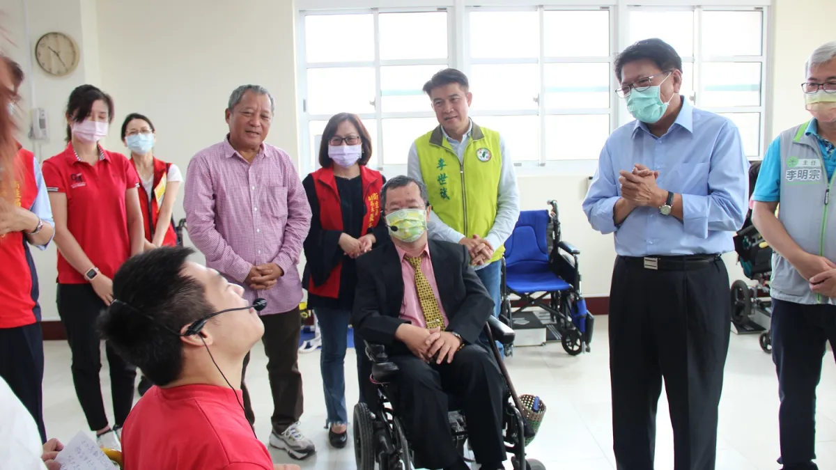 萬巒鄉衛生所暨高齡服務中心舉辦揭牌儀式,屏東縣長潘孟安到場關心民眾。(圖/屏東縣政府衛生局提供)