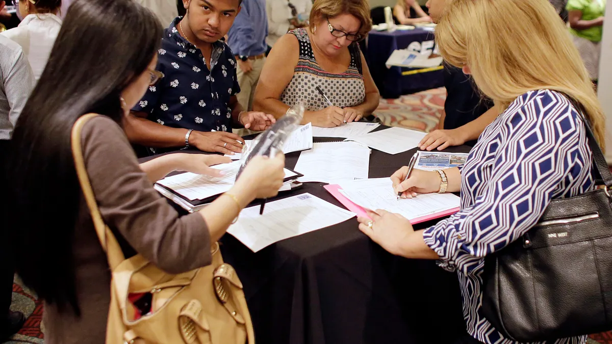 白領失業一個巨大而嚴肅的問題。(AP)