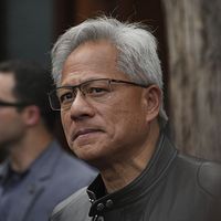 2025年7月16日。北京で開催された第3回中国国際サプライチェーン博覧会終了後、NvidiaのCEO黄仁勳がマンダリン・オリエンタルホテル前で記者会見に臨む。(AP) 2025年7月16日。北京で開催された第3回中国国際サプライチェーン博覧会終了後、NvidiaのCEO黄仁勳がマンダリン・オリエンタルホテル前で記者会見に臨む。(AP)