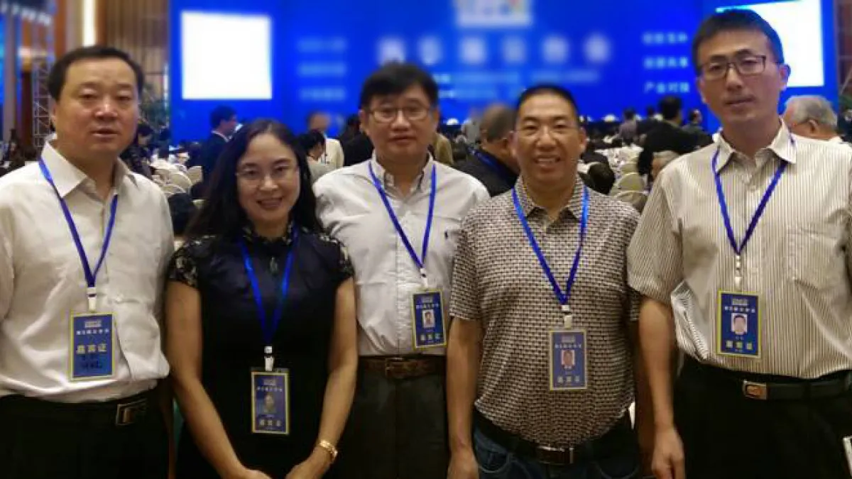 知名普洱茶企領導阮殿蓉(圖左二)下關總經理褚九雲(圖右二)七彩雲南慶灃祥總裁田軍(圖右一)針對認證茶協聯會議討論(圖/作者提供)