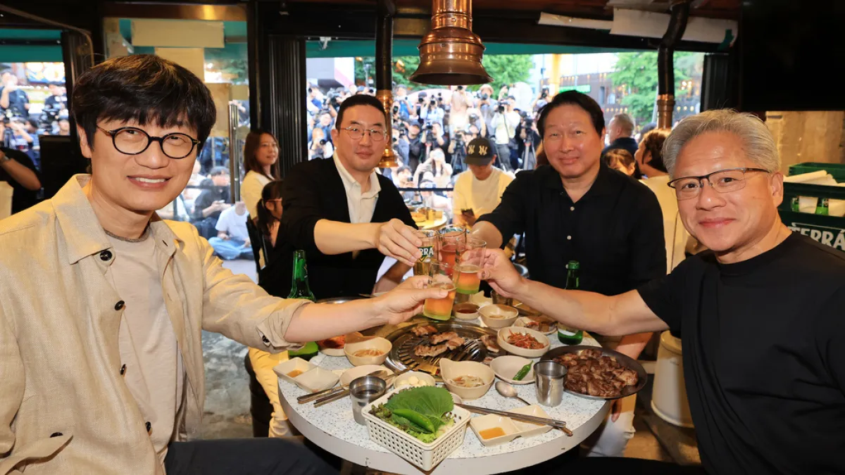 輝達執行長黃仁勳(右)二訪南韓,在首爾燒肉店與SK、Naver和LG高層餐敘。(美聯社)