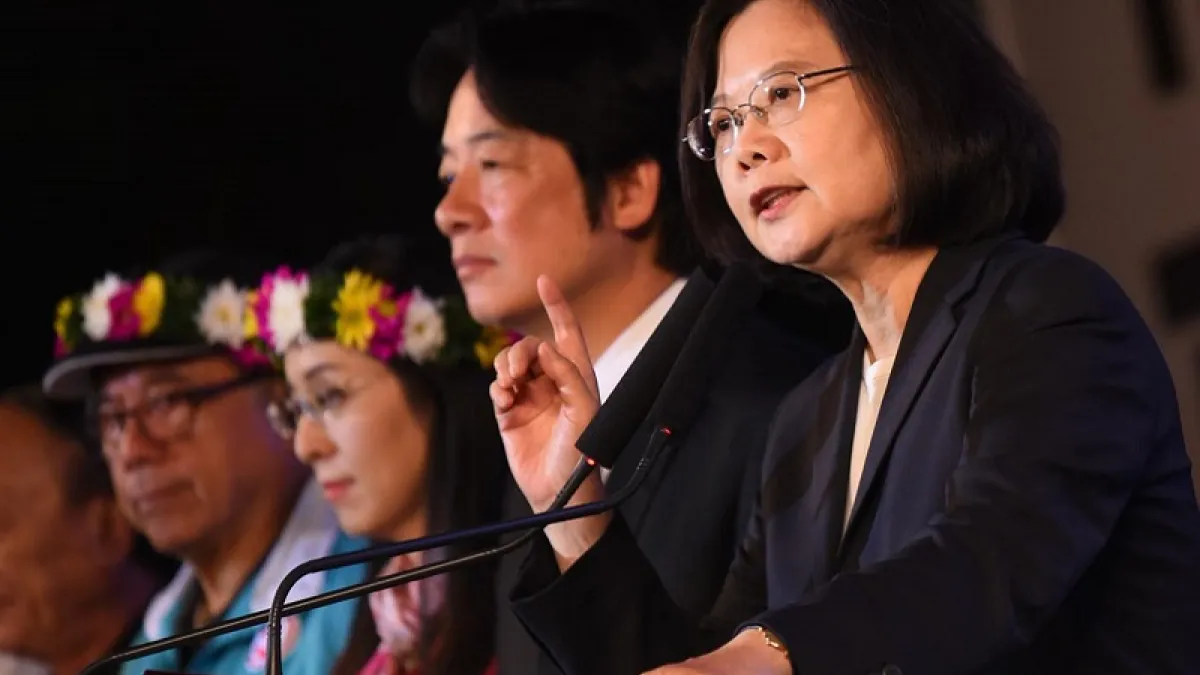 12月25日,新科縣市長宣誓就職,台灣翻了新頁,民進黨蔡政府賴內閣却還焦頭爛額地糾結於台大校長人事案。(蔡英文臉書)