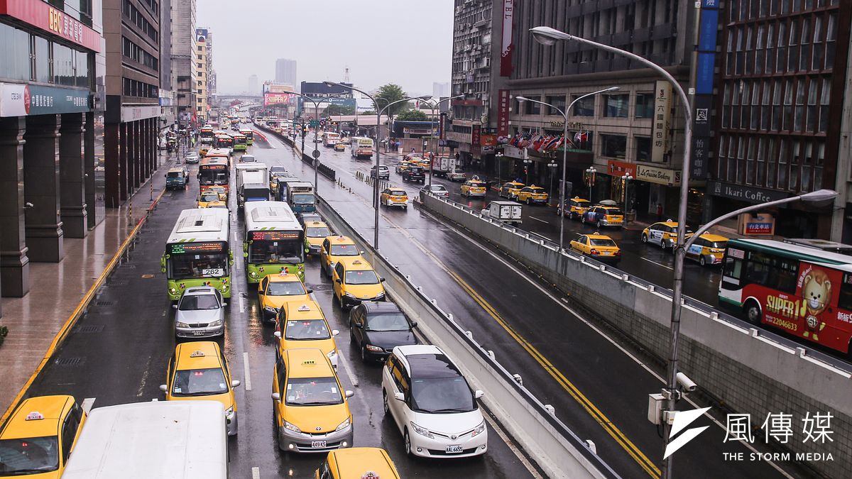 行政院長賴清德日前大動作宣布2035年停售燃油機車、2040年停售燃油汽車,不過目前部會間將皮球踢來踢去,甚至有官員表示,「不知道接下來方向是什麼。」(資料照,林韶安攝) 行政院長賴清德日前大動作宣布2035年停售燃油機車、2040年停售燃油汽車,不過目前部會間將皮球踢來踢去,甚至有官員表示,「不知道接下來方向是什麼。」(資料照,林韶安攝)