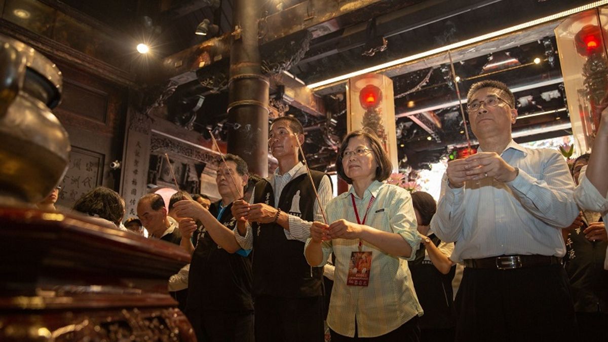 行政院長蘇貞昌雷厲風行之際,蔡英文總統正在跟著媽祖參香。(蔡英文臉書) 行政院長蘇貞昌雷厲風行之際,蔡英文總統正在跟著媽祖參香。(蔡英文臉書)