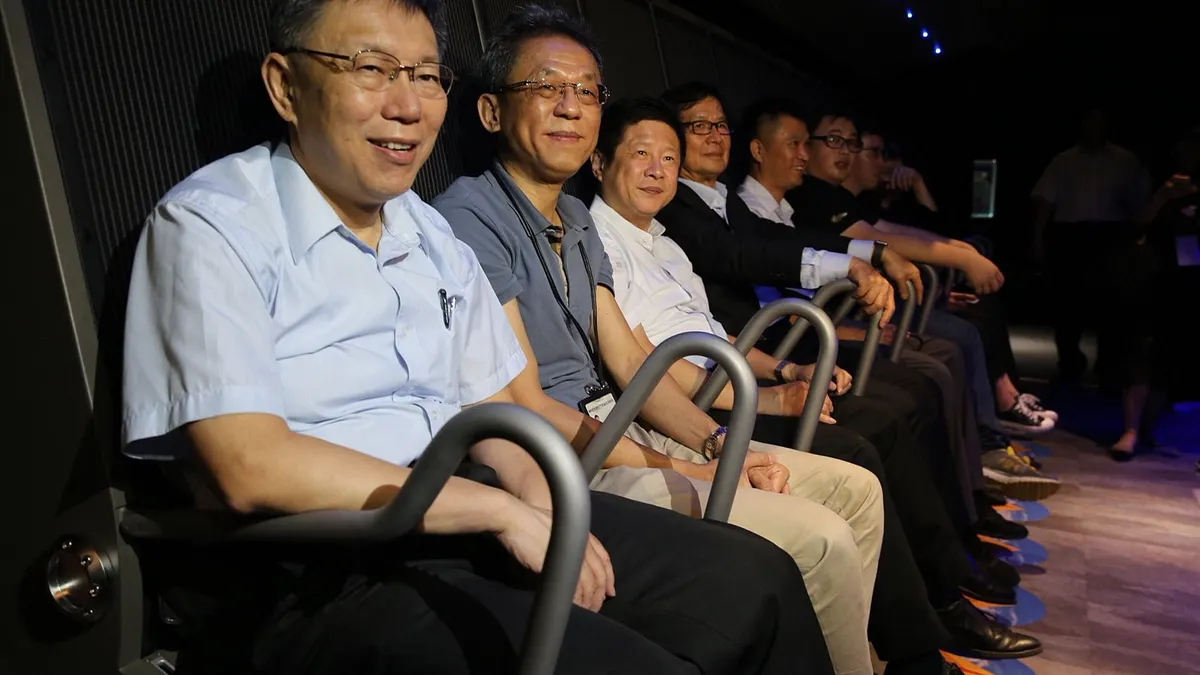 台北市長柯文哲(左一)說,他以前找阿扁就是安安靜靜看完就走,不需要去搞一大堆媒體。(北市府提供)