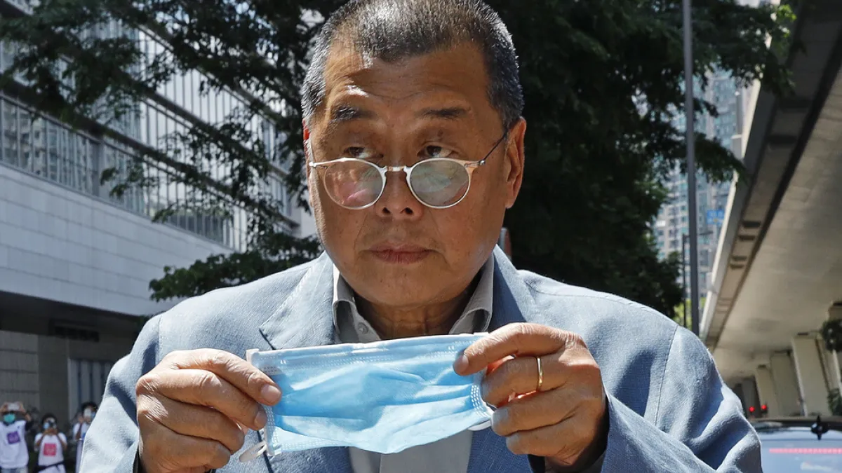 2020年5月5日,《蘋果日報》創辦人、香港媒體大亨黎智英在出庭前戴上口罩。(美聯社資料照)