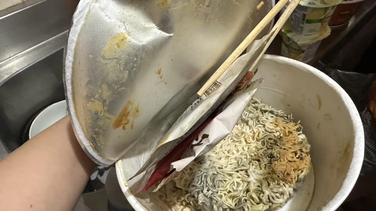 陳怡君買到發霉泡麵。(圖/翻攝自FB/中山大同陳怡君)