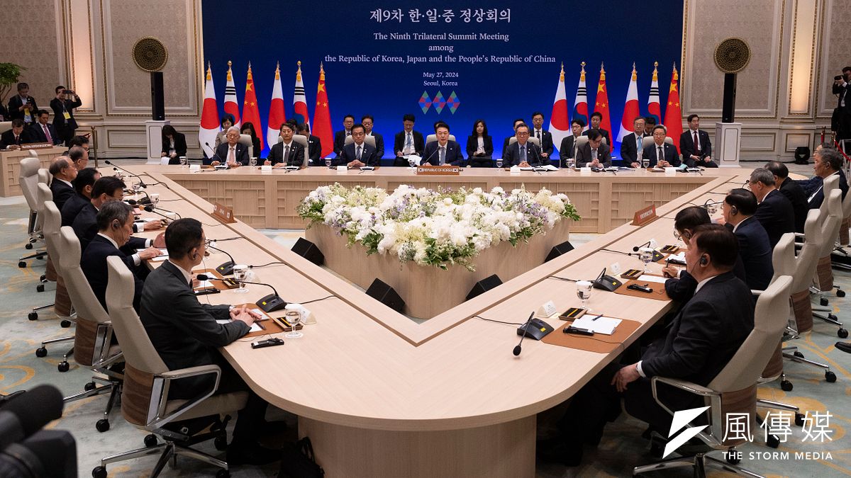 2024年5月27日。韓國總統尹錫悅(中)、日本首相岸田文雄(左)和中國國務院總理李強(右)。在韓國首爾青瓦台舉行的三邊會議上進行交談。(美聯社) 2024年5月27日。韓國總統尹錫悅(中)、日本首相岸田文雄(左)和中國國務院總理李強(右)。在韓國首爾青瓦台舉行的三邊會議上進行交談。(美聯社)