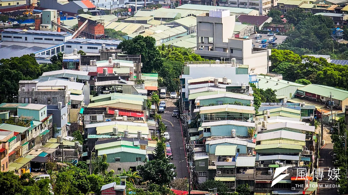 台灣的老舊房屋不僅外觀醜陋、結構安全堪慮、違建之多足以列入世界奇觀。(資料照/洪煜勛攝)