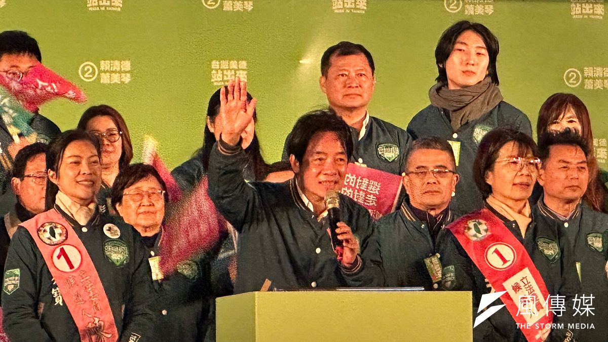 民進黨總統候選人賴清德(中)強調,若按照前總統馬英九所說的相信中國領導人習近平、回歸九二共識,最後台灣就會變成香港那樣一國兩制。(羅立邦攝) 民進黨總統候選人賴清德(中)強調,若按照前總統馬英九所說的相信中國領導人習近平、回歸九二共識,最後台灣就會變成香港那樣一國兩制。(羅立邦攝)